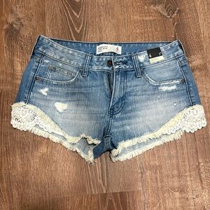 Abercrombie & Fitch low rise short with crochet detail